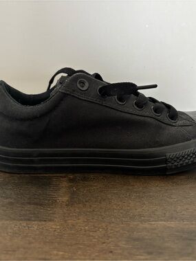 Converse Low-Top Sneakers in Black
